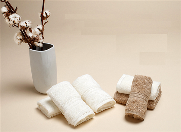 Wholesale Skin-Friendly Wholesale Luxury Embroidery Towel White Hotel Spa Bath Towel Polyester Microfiber Beach Towel